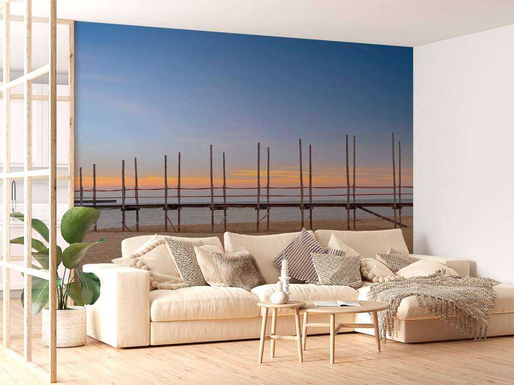 Długie molo z drewnianymi słupkami