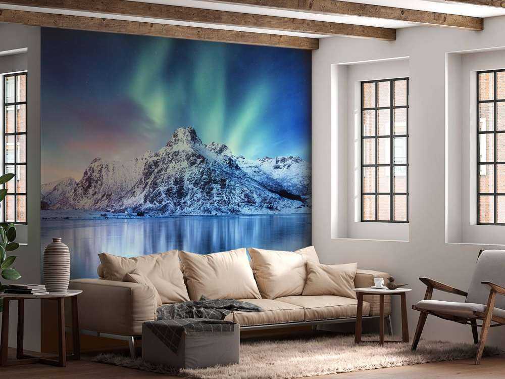 Północne światła nad zamarzniętym oceanem i górami