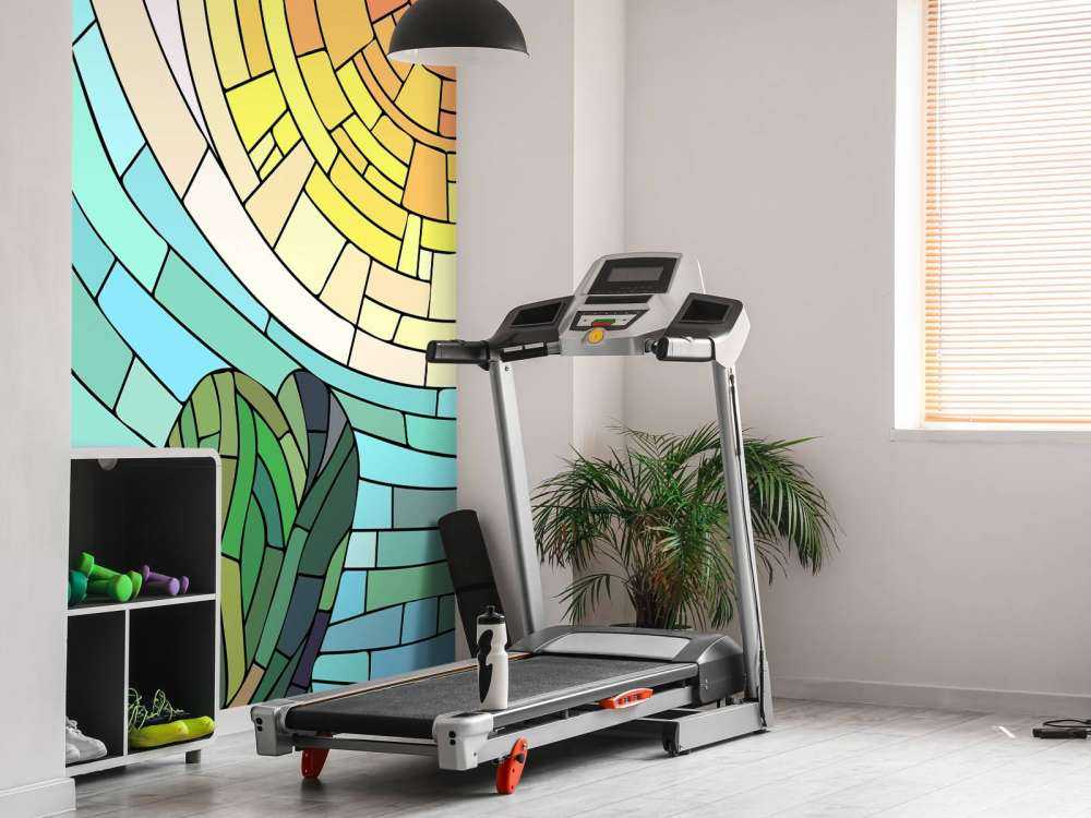 Czerwone słońce przy drzewach