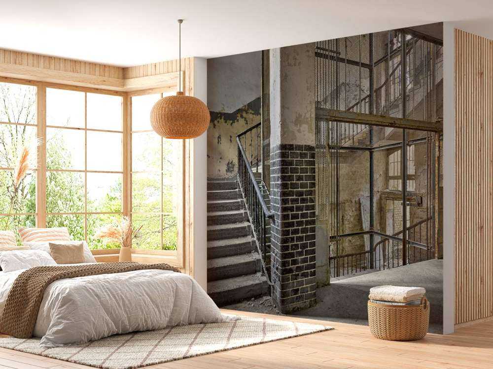 Stary szyb windowy ze schodami