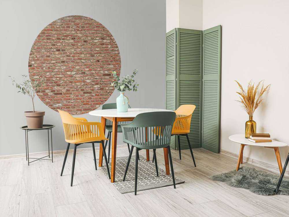 Ściana z różnokolorowymi cegłami