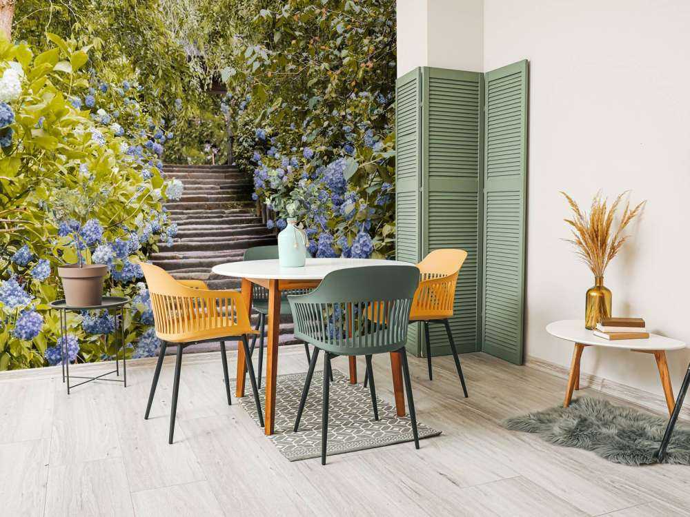 Niebieskie kwiaty w parku