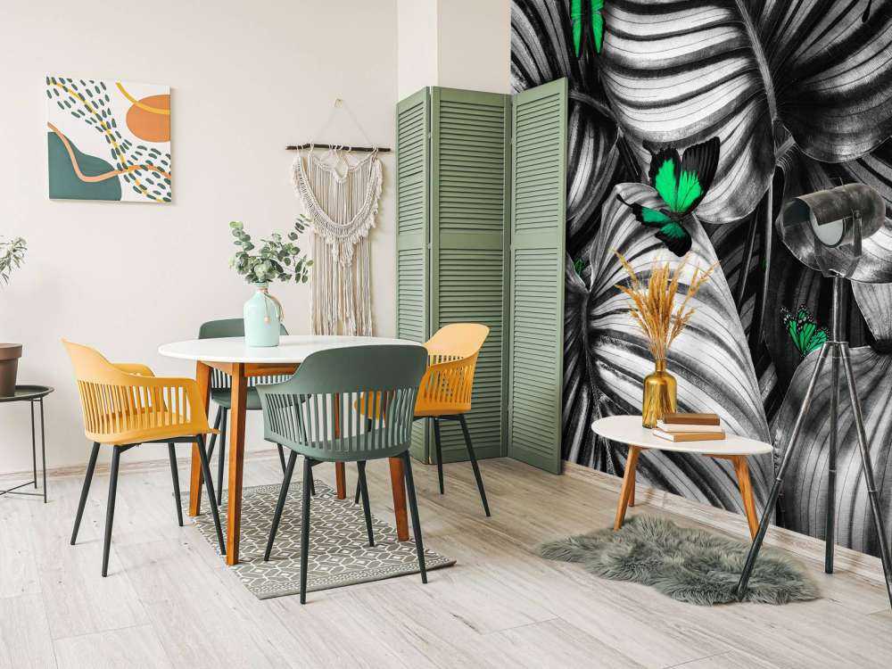 Motyle na liściach w paski