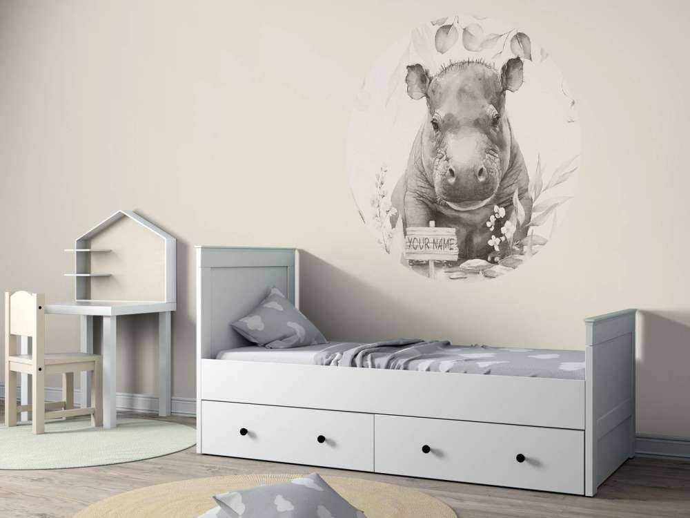 Mały hipopotam w beżowej dżungli