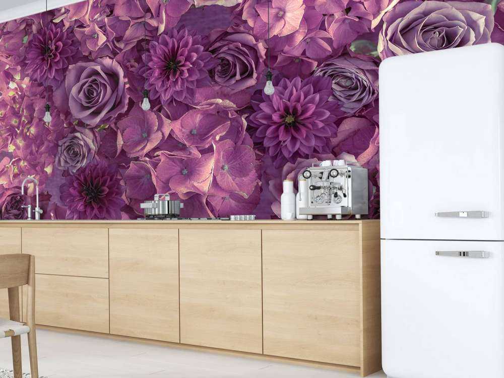 Fioletowe hortensje, róże i dalie