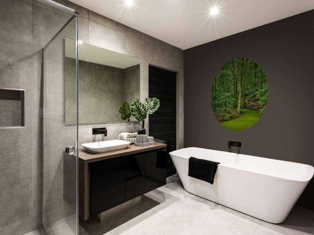 Strumień z kaczenicami w lesie