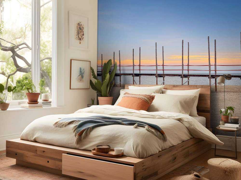 Długie molo z drewnianymi słupkami