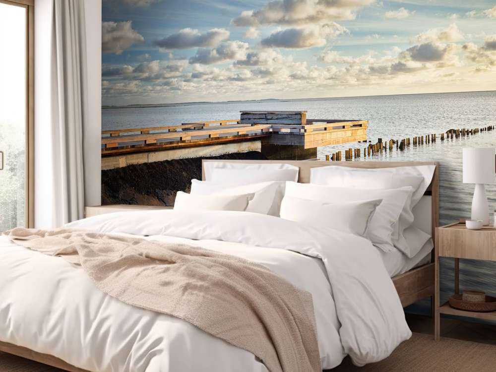 Nabrzeże z pięknymi chmurami