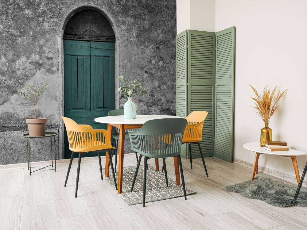 Zielone drzwi w starym murze