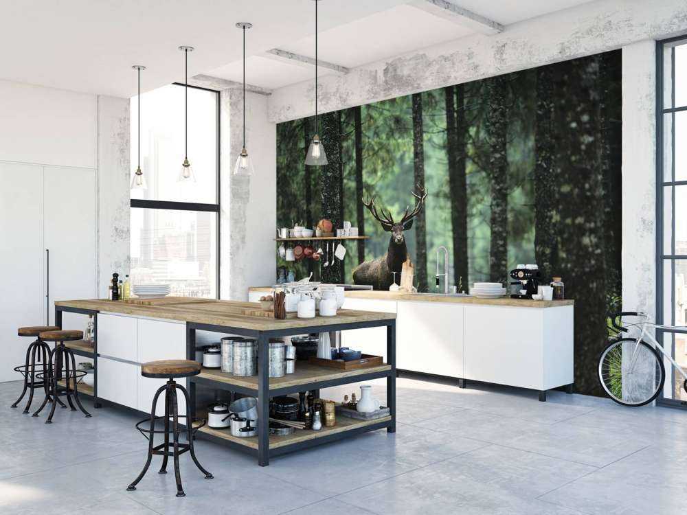 Duży jeleń między drzewami