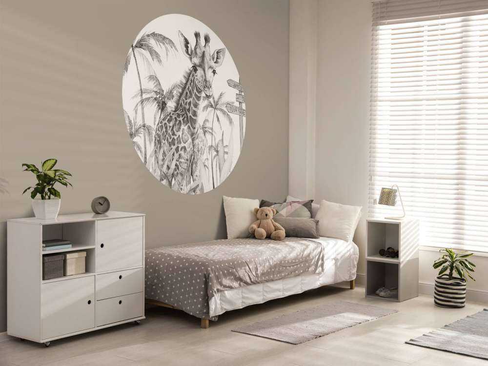 Mała żyrafa w beżowej dżungli