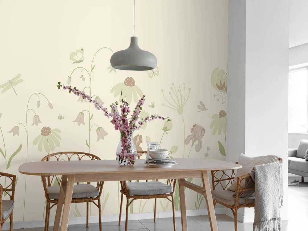 Pole kwiatowe wysokie z motylami piasek ze starym różem