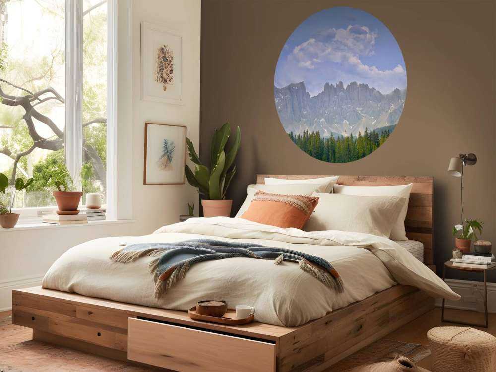 Góry z drzewami i chmurami