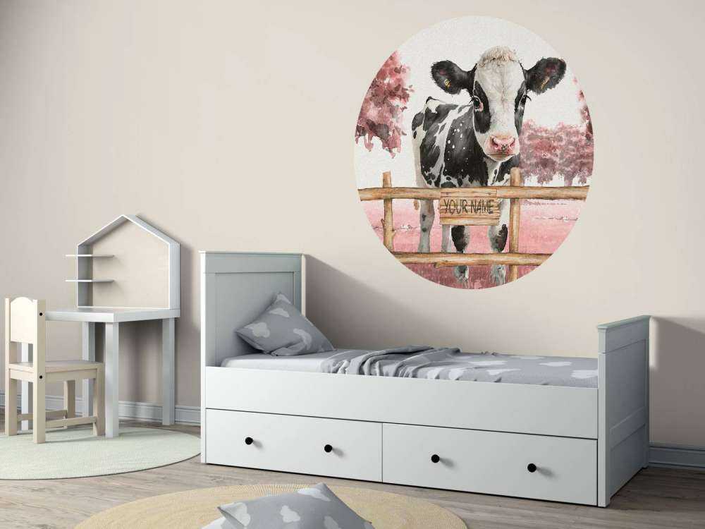 Młoda krowa na łące różowa