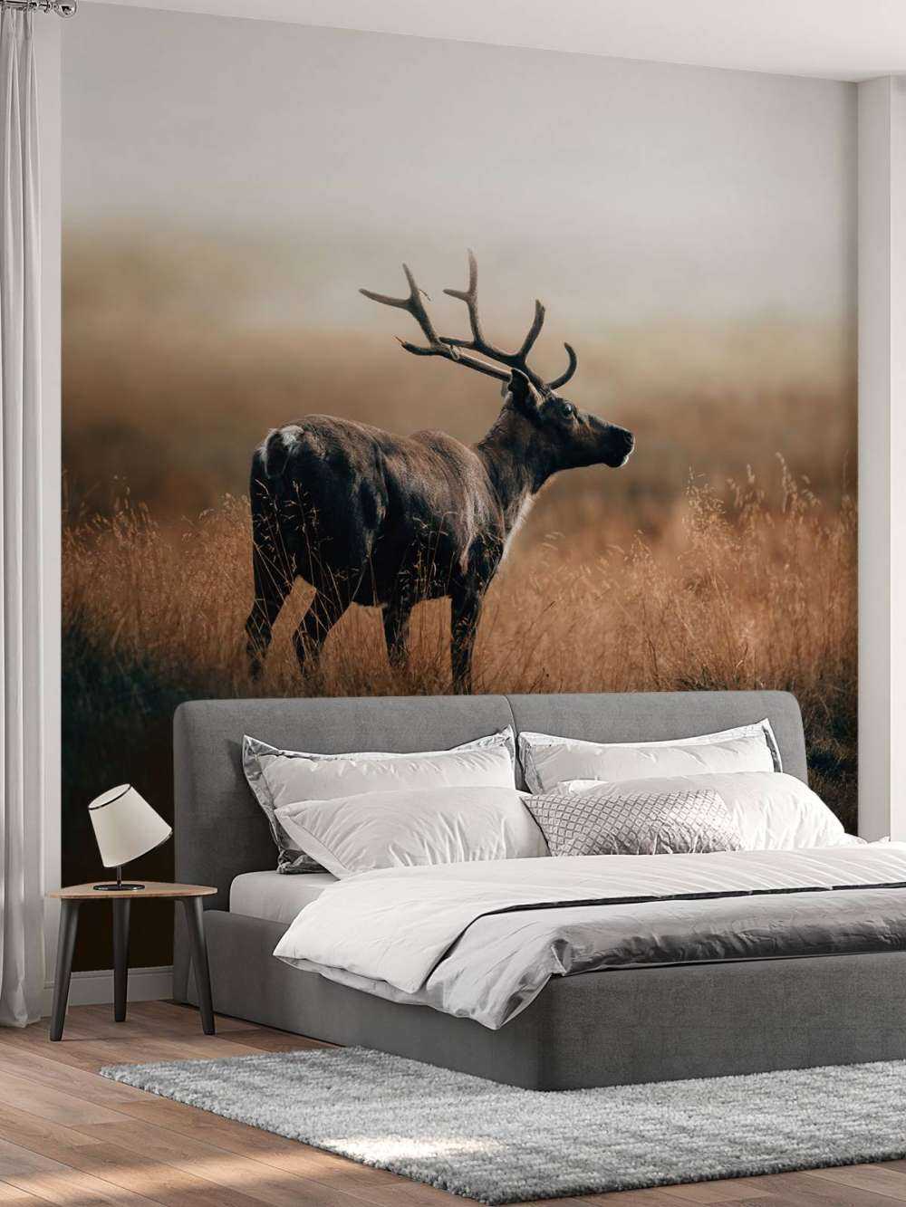 Renifer w wysokiej trawie