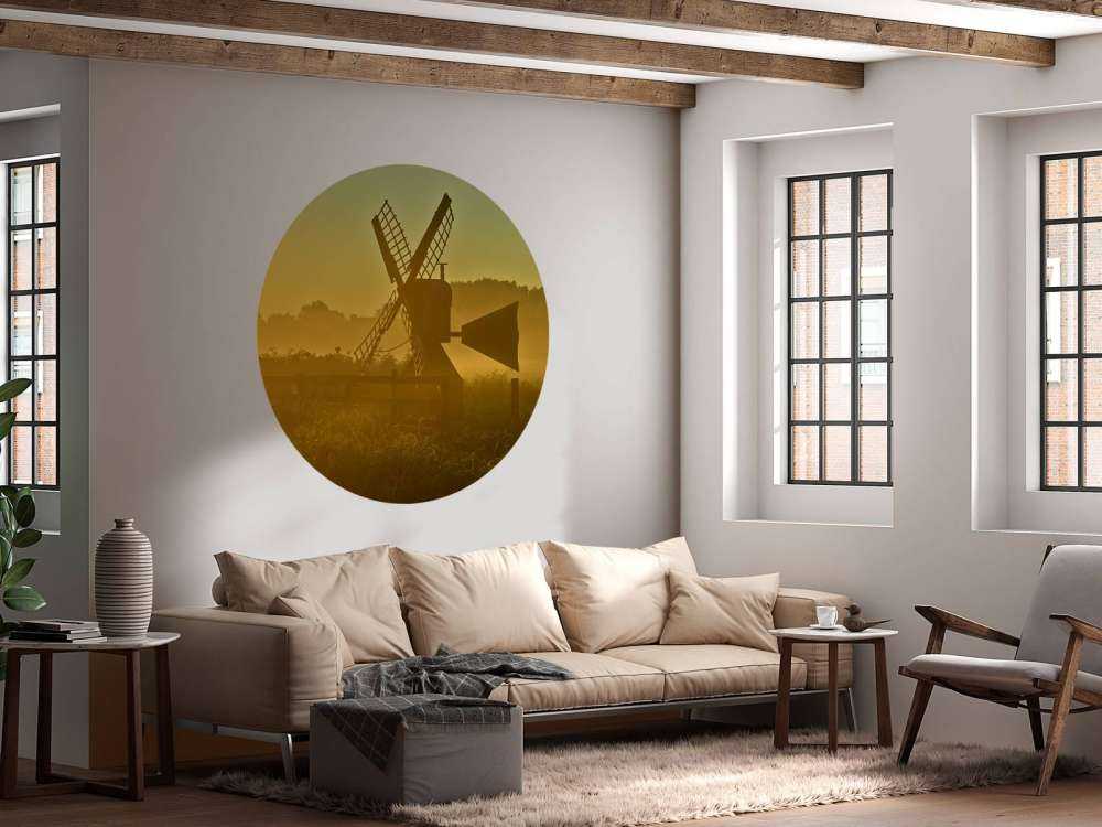 Młyn łąkowy o wschodzie słońca