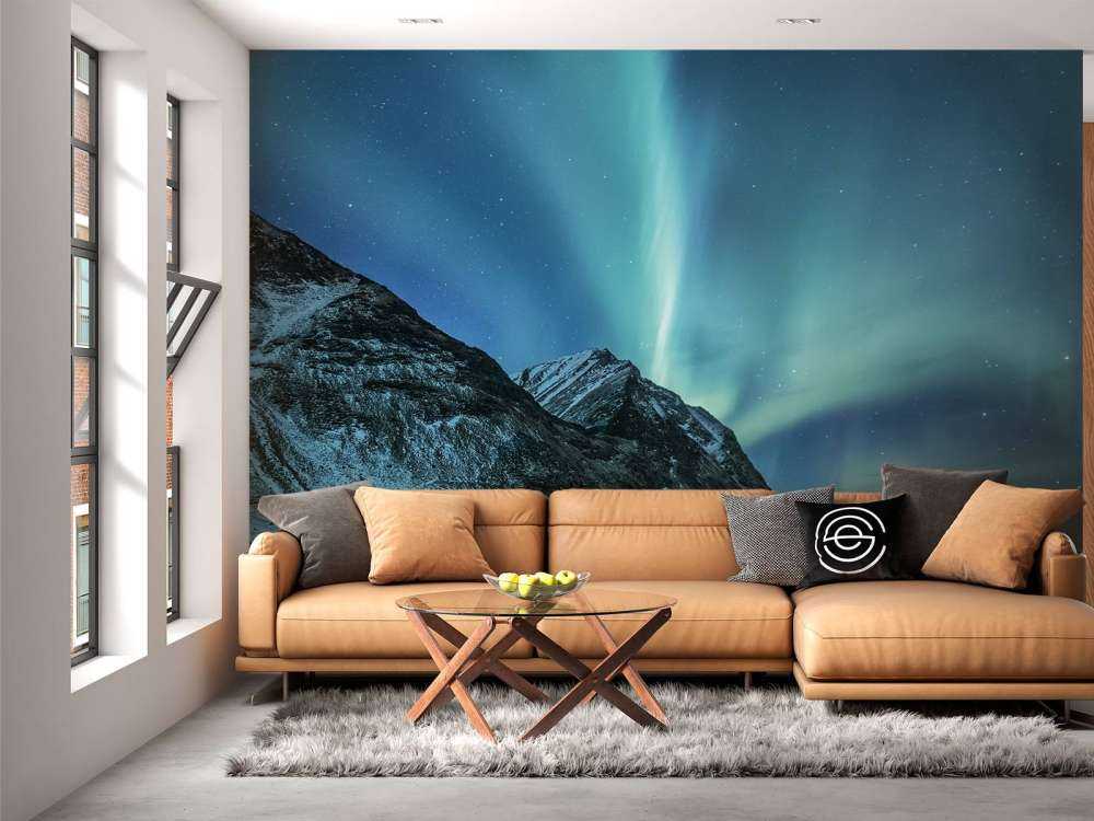 Zielone północne światła nad górami