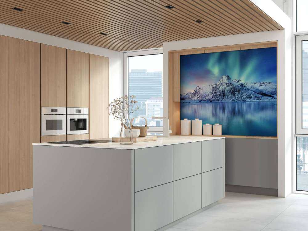 Północne światła nad zamarzniętym oceanem i górami