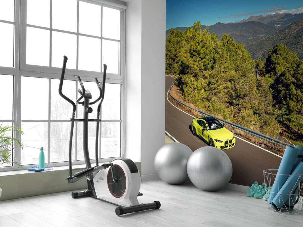 Limonkowa BMW na górskiej drodze