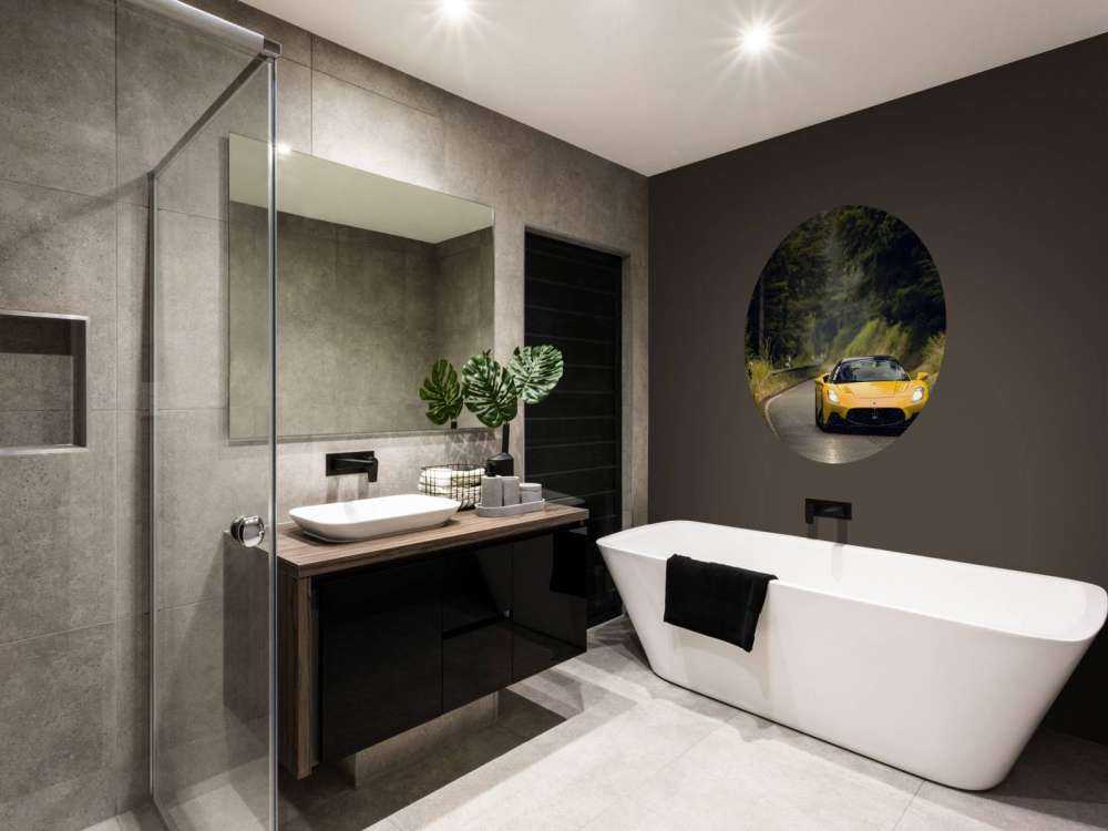 Maserati w zielonym lesie