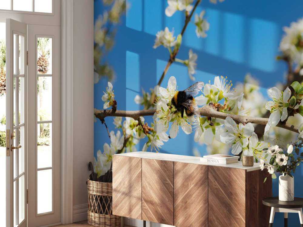 Trzmiel z białymi kwiatami