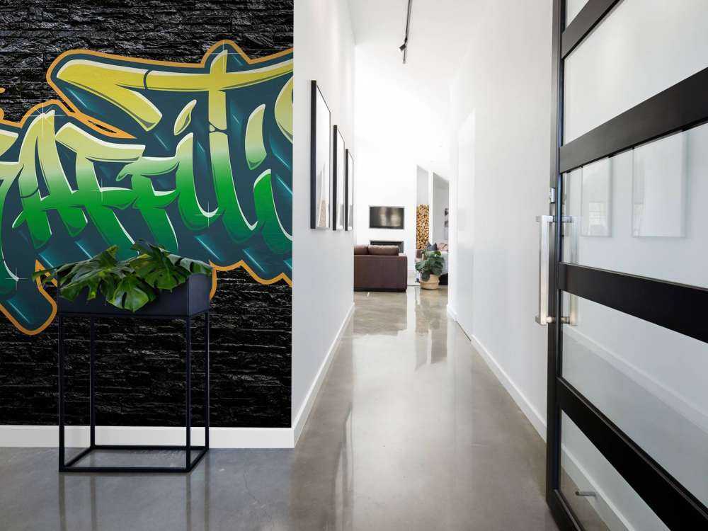 Graffiti na ścianie z czarnej cegły