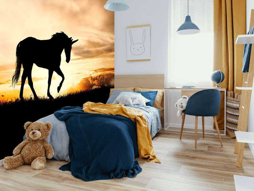 Sylwetka jednorożca przy zachodzie słońca