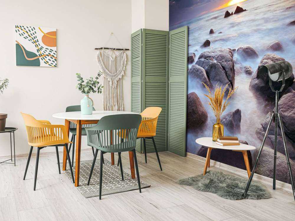 Zachód słońca nad skalistym wybrzeżem