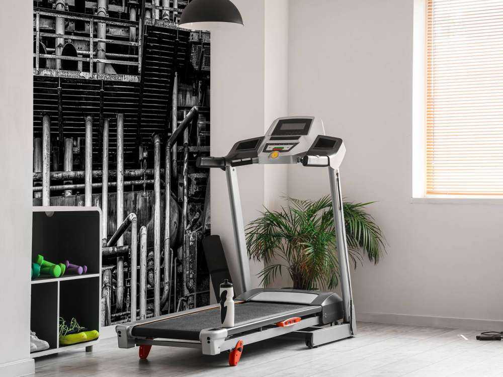 Stara fabryka przemysłowa w czerni i bieli