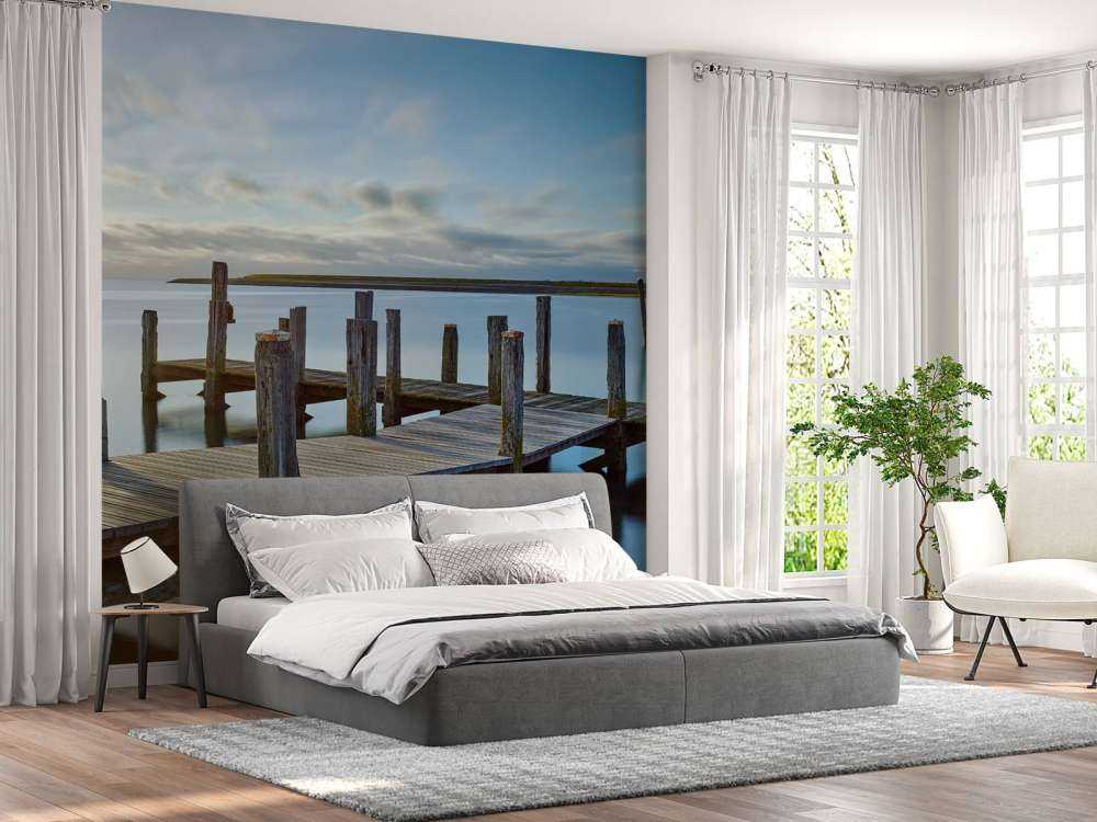 Drewniane molo o wschodzie słońca