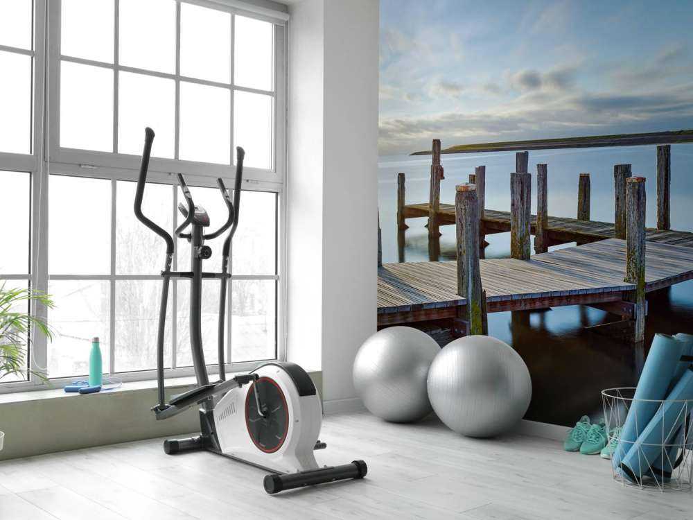 Drewniane molo o wschodzie słońca