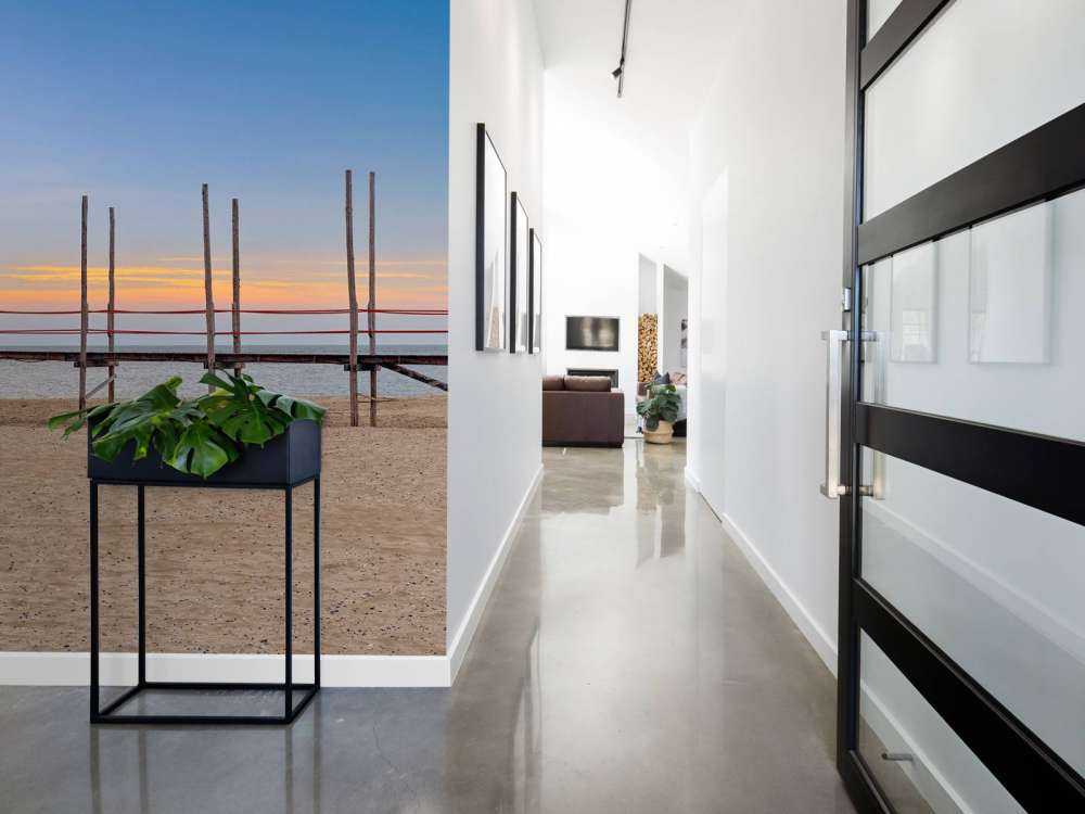 Długie molo z drewnianymi słupkami