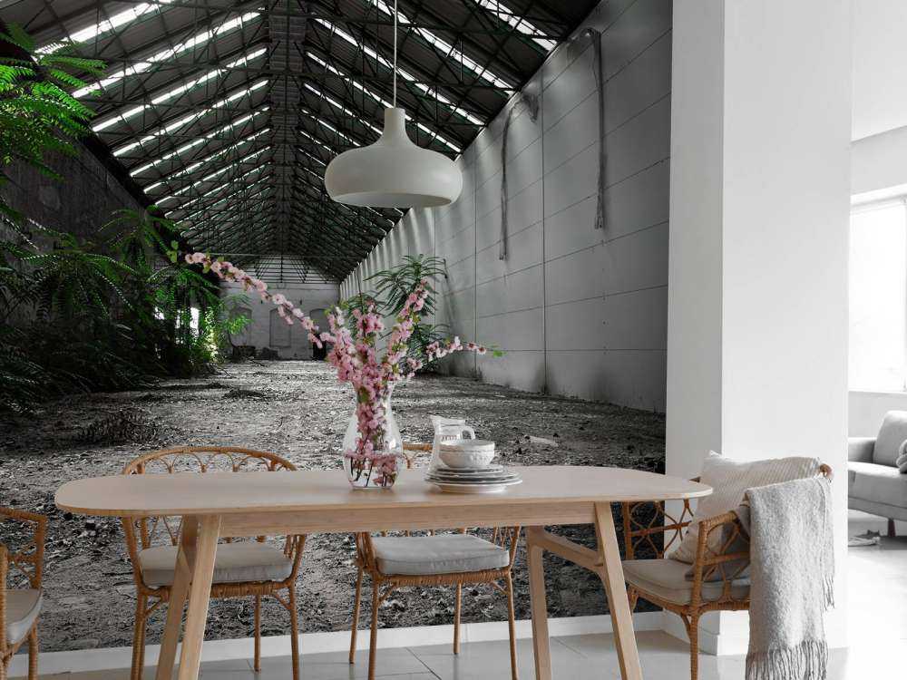 Hala przemysłowa z roślinami