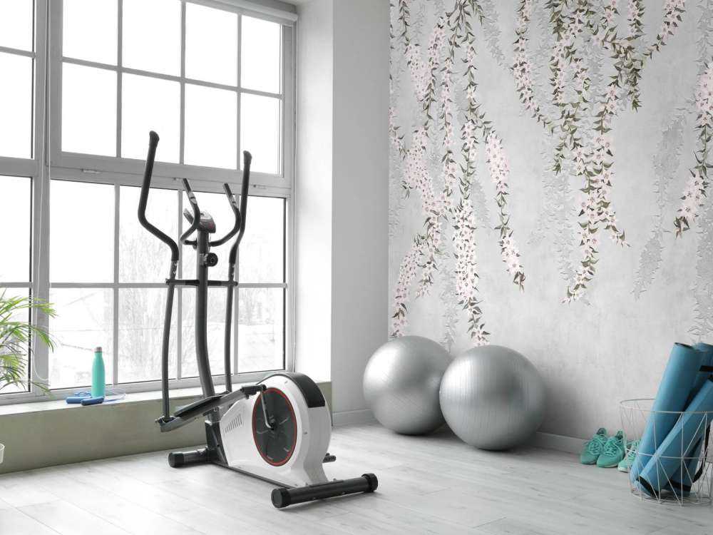 Gałęzie kwiatów na jasnoniebieskim betonie