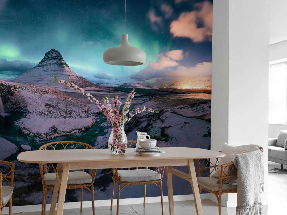 Kirkjufell z północnymi światłami