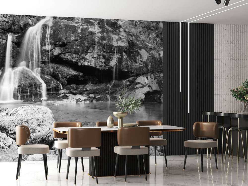 Wodospad nad kamiennym murem. 