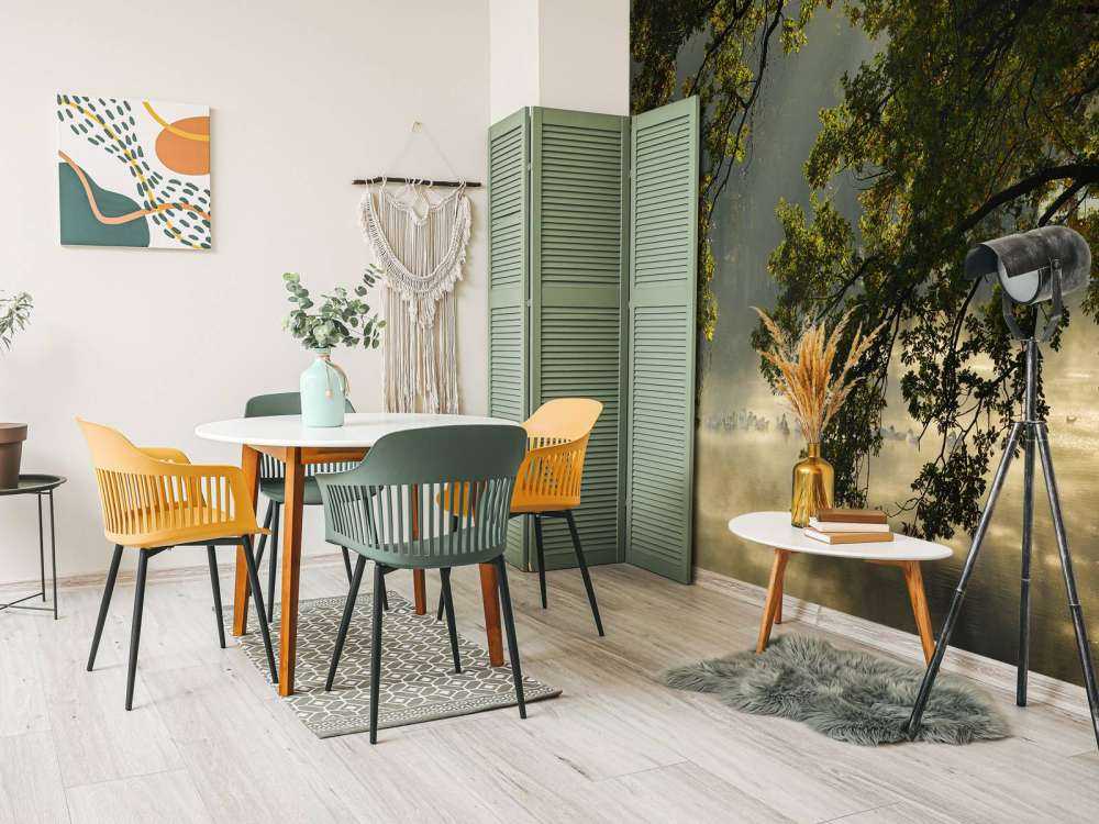 Zwisające gałęzie nad wodą