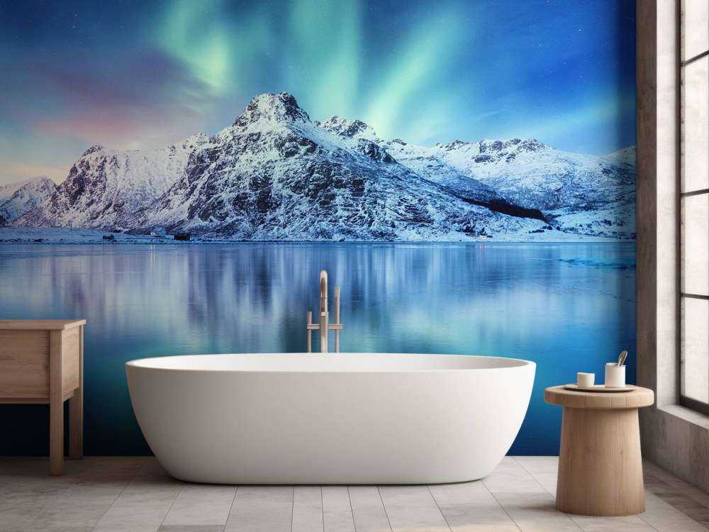 Północne światła nad zamarzniętym oceanem i górami