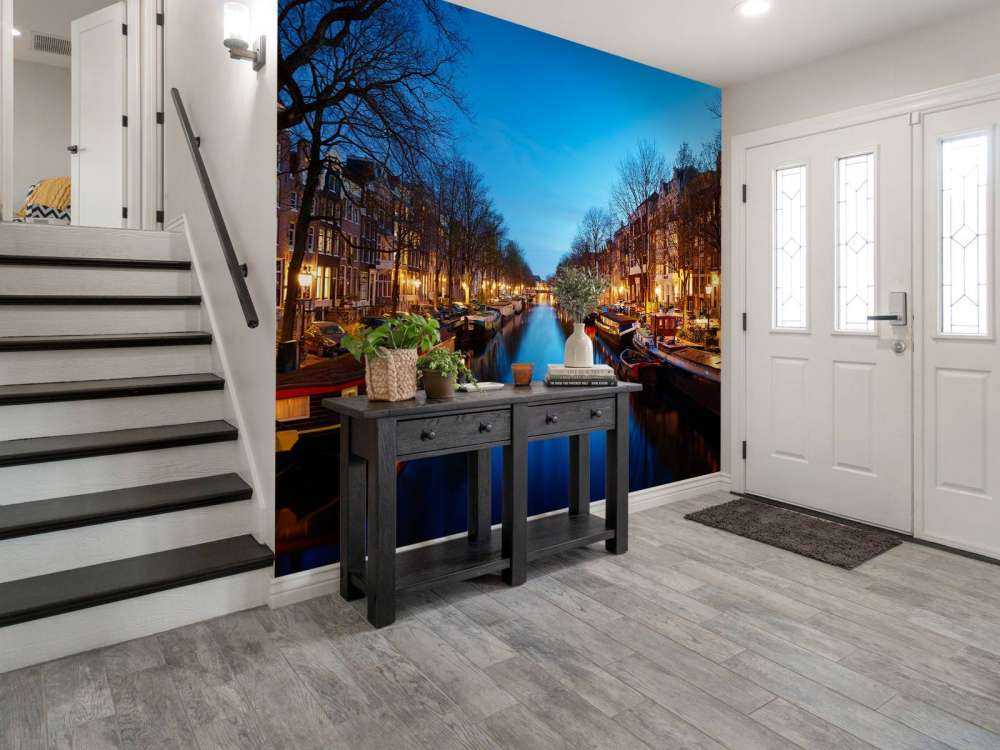 Barki wzdłuż podświetlonego kanału