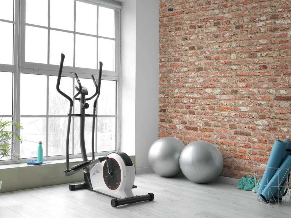 Ściana z różnokolorowymi cegłami