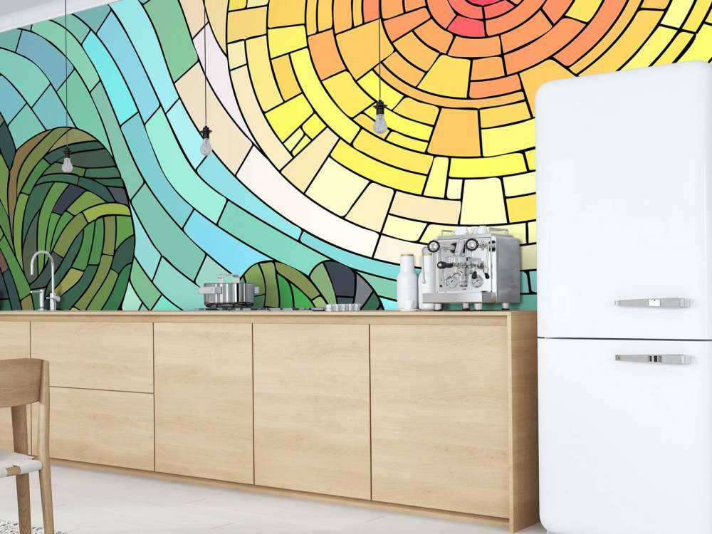 Czerwone słońce przy drzewach