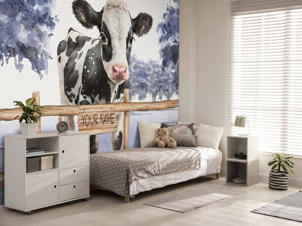 Młoda krowa na łące w kolorze niebieskim