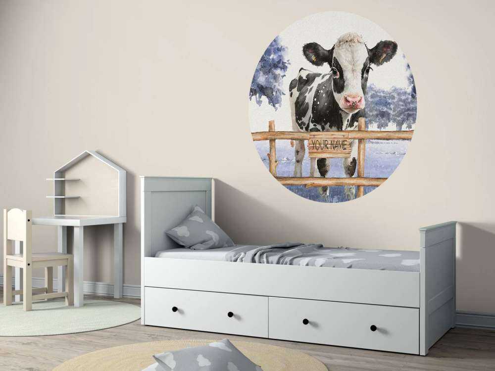 Młoda krowa na łące w kolorze niebieskim