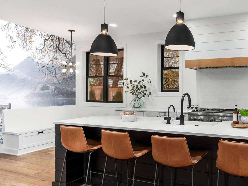 Ławka nad cichym jeziorem