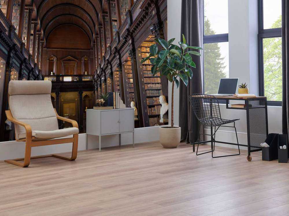 Klasyczna sala książkowa z łukami