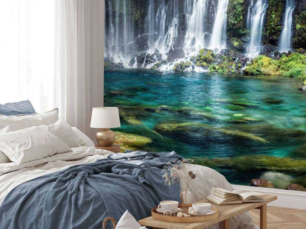 Panorama wodospadu z turkusową, błękitną wodą