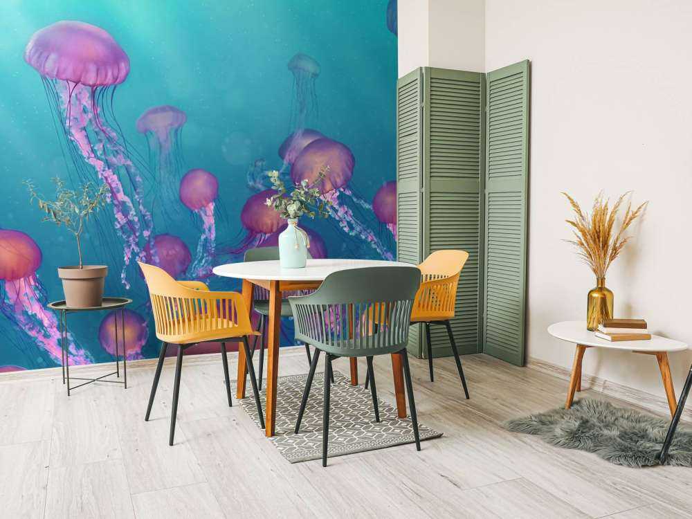 Różowe meduzy w niebieskim morzu