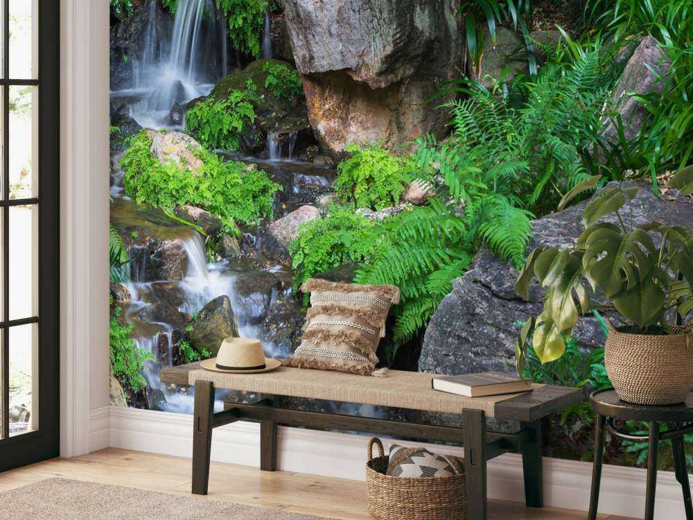 Wodospad z roślinami tropikalnymi