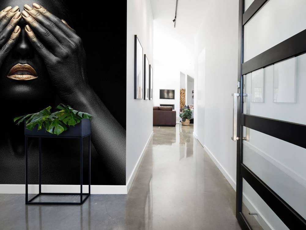 Kobieta z rękami na oczach