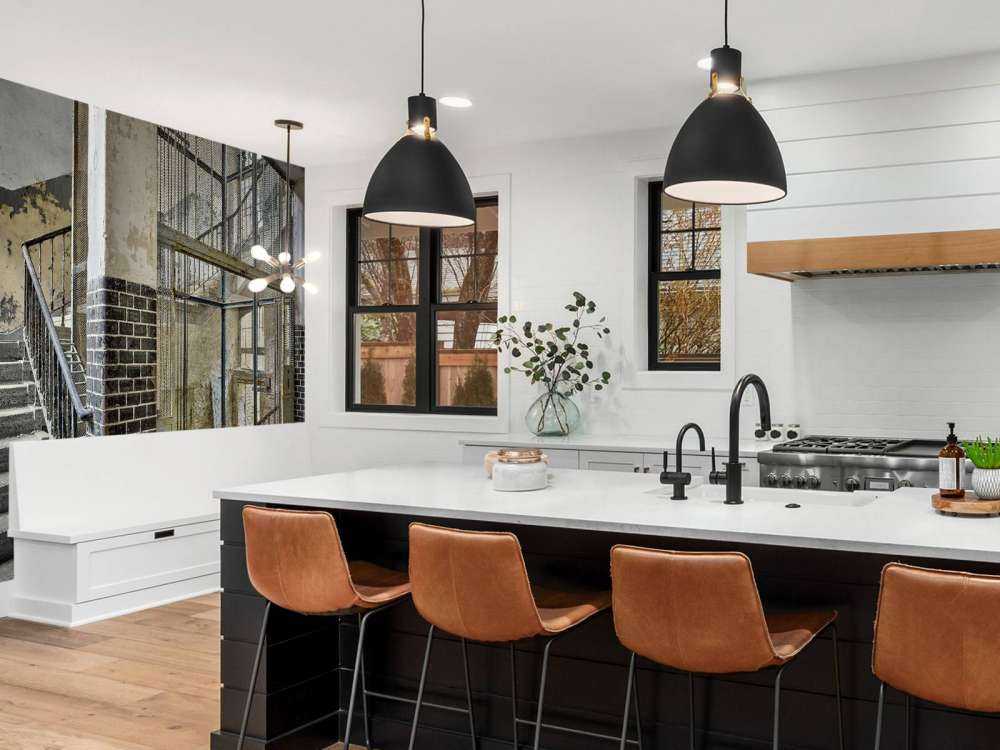 Stary szyb windowy ze schodami